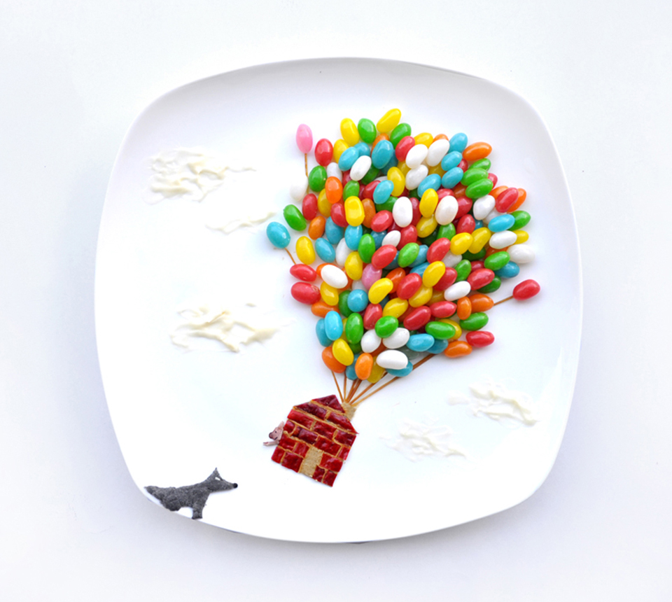 Фото Волк смотрит на улетающий на разноцветных воздушных шарах дом, композиция сделана из еды