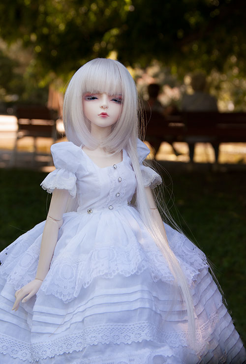 Фото Девушка-кукла в белом платье