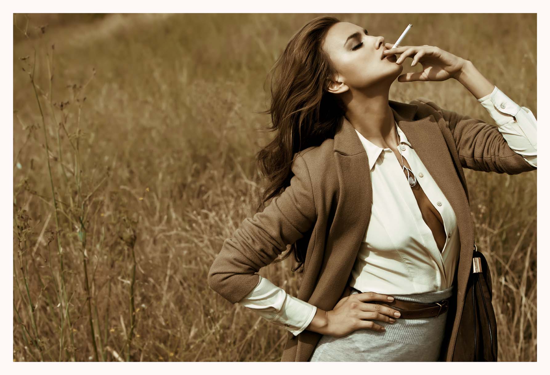 Фото Российская супермодель Ирина Шейк / Irina Shayk с сигаретой