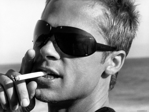 Фото Актер Бред Питт (Brad Pitt) в черных очках, курит сигарету