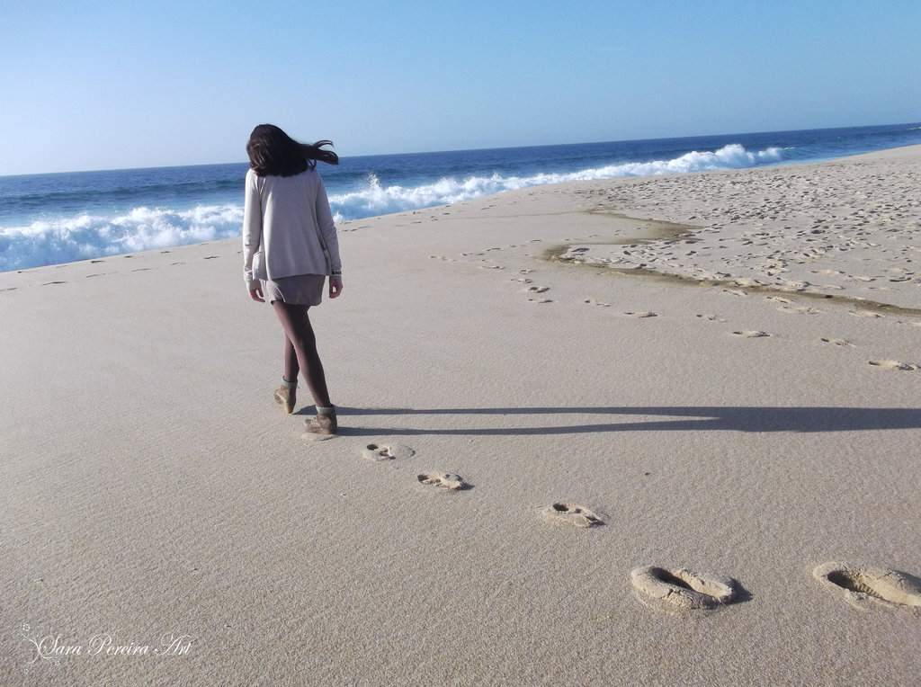 На песке остается след. Девушка следы на песке. Девушка идет по песку. Следы на песке у моря. Следы на берегу моря.
