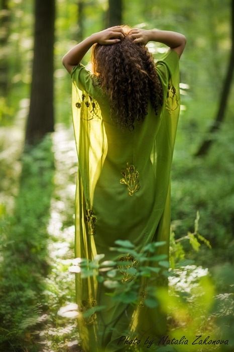 Стоковые фотографии по запросу Женщина в лесу