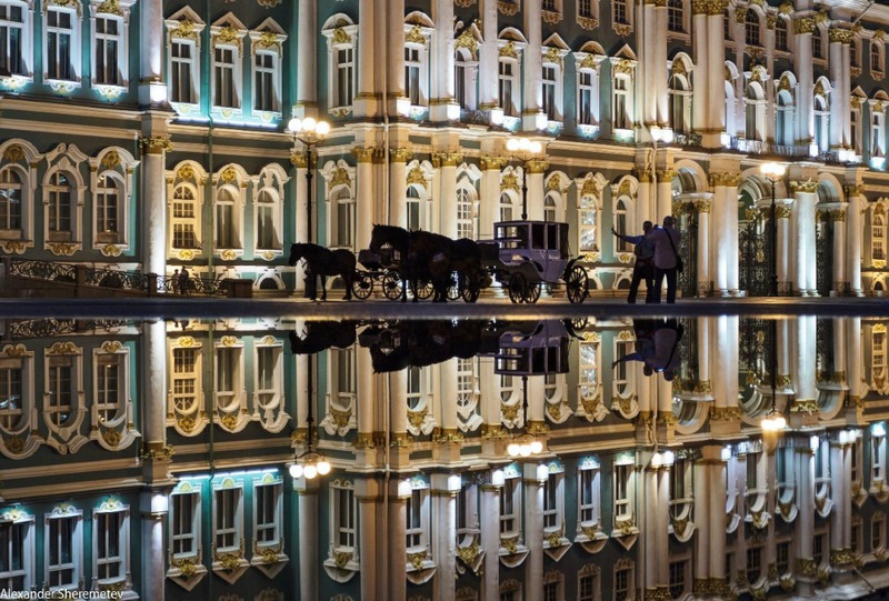 Фото Дворцовая площадь, Санкт-Петербург, люди фотографируют карету с лошадьми, автор Александр Шереметев