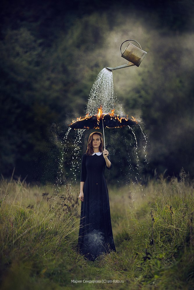 Фото Девушка стоит под горящим зонтом, который тушит лейка, парящая в воздухе, фотограф Мария Сендерова