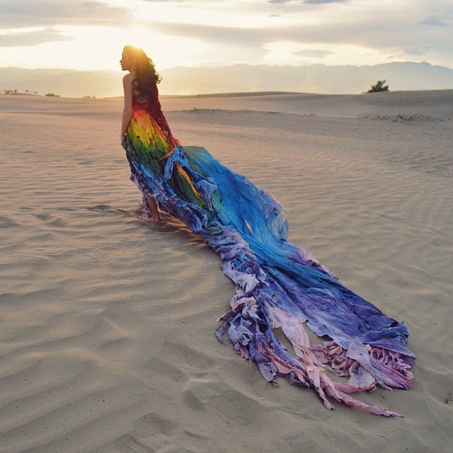 Фото Lauren Calaway в длинном платье в пустыне