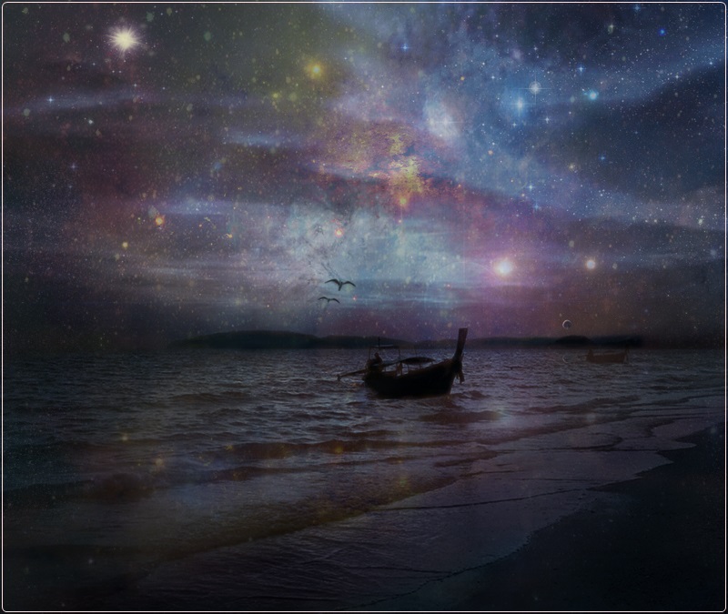 Фото Лодка на море ночью, в небе видно космическое сияние