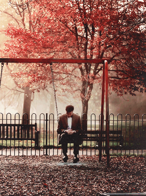 Фото Мужчина катается на качели в осеннем парке, кадр из сериала Доктор Кто / Doctor Who, Одиннадцатый Доктор / Eleventh Doctor