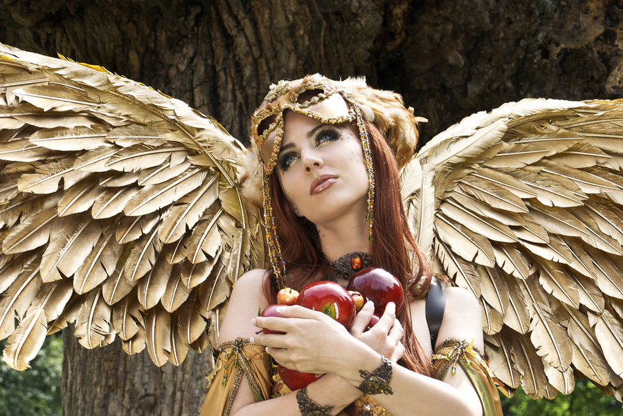 Фото Крылатая девушка с яблоками