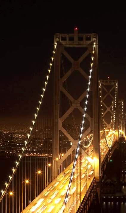 Фото Автомобили едут по освещенному ночью вантовому мосту