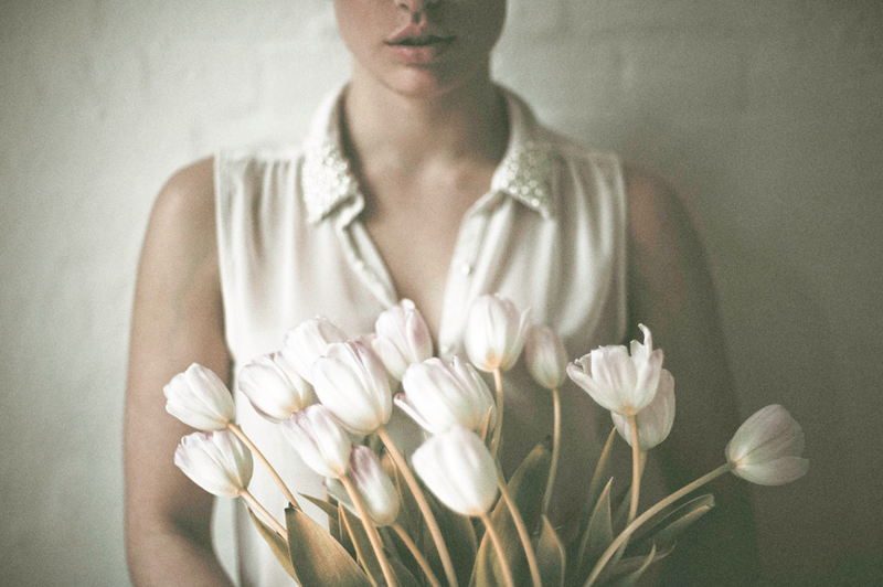 Фото женщины с тюльпанами без лица