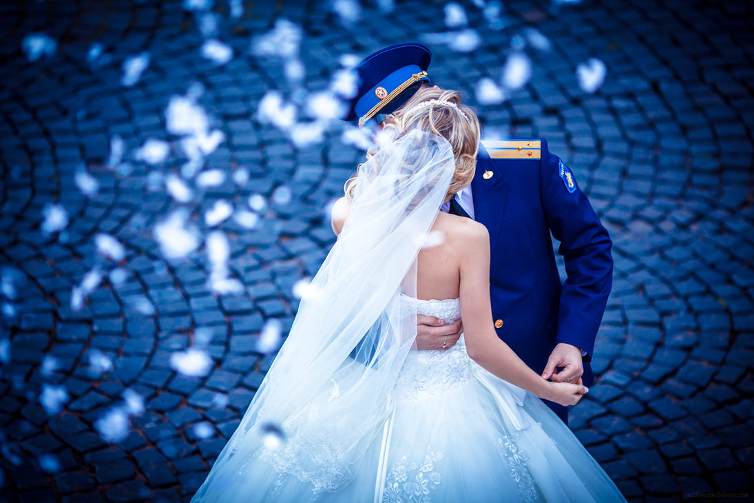 Фото Офицер с невестой, стоящие на мостовой