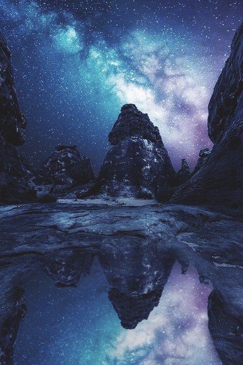 Фото Ночное небо и горы отражаются в воде