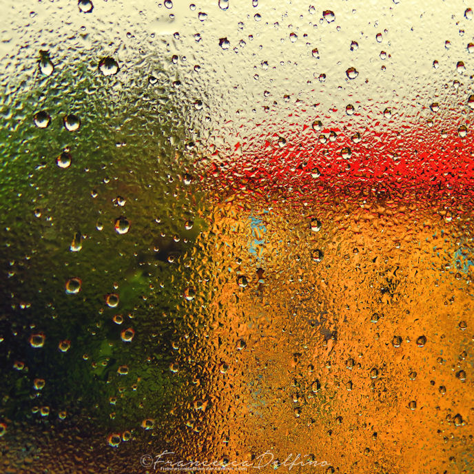 Фото Капли дождя на стекле, за которым виден дом, by FrancescaDelfino