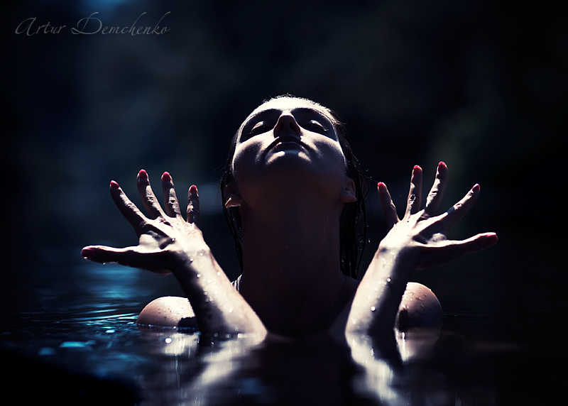 Фото Девушка держит руки перед собой в воде, фотограф ARTUR DEMCHENKO