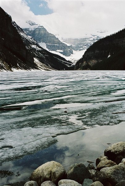 Фото Снежные горы и замерзшее озеро