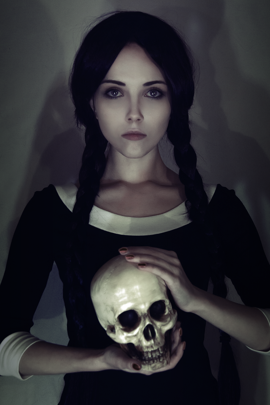 Фото Девушка держит в руках череп, by helenstifler