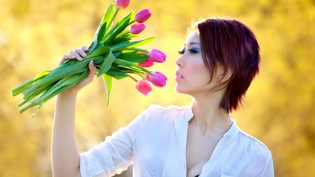 Фото Девушка с тюльпанами
