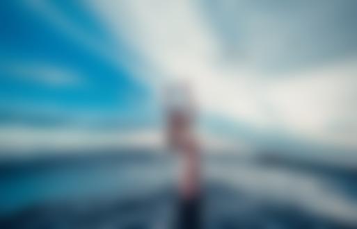 Фото Любовь Коршун стоит обнаженная в море на фоне чаек в небе, фотограф Игорь Кошелев