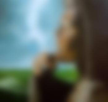 Фото Обнаженный до пояса мужчина сидит на Сфинксе, положив руки и склонив голову ему на подбородок. Художник Пауль Меллендер / Paul Mellender