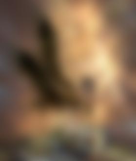 Фото Падший Ангел с крыльями, ноги которого обвивает громадная змея, поднял скованные цепью руки к небу, навстречу огненному Ангелу, работа канадской художницы Jessey LaFontaine