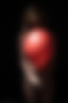Фото Девушка с красным воздушным шаром в руках