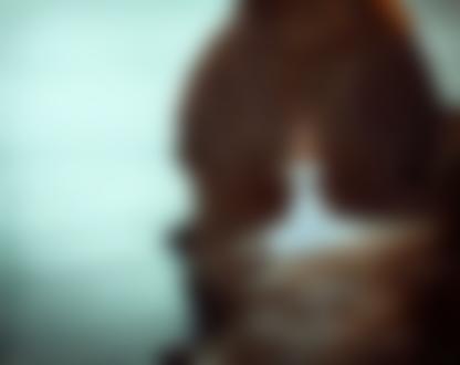 Фото Девушка в белой юбке и с обнаженной грудью стоит на камне около моря, фотограф Светлана Беляева