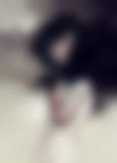Фото Обнаженная девушка с темными волосами сливающихся с тучами