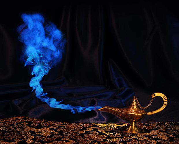 Фото Волшебная лампа Алладина с выходящим из нее Джином притаилась на персидском ковре