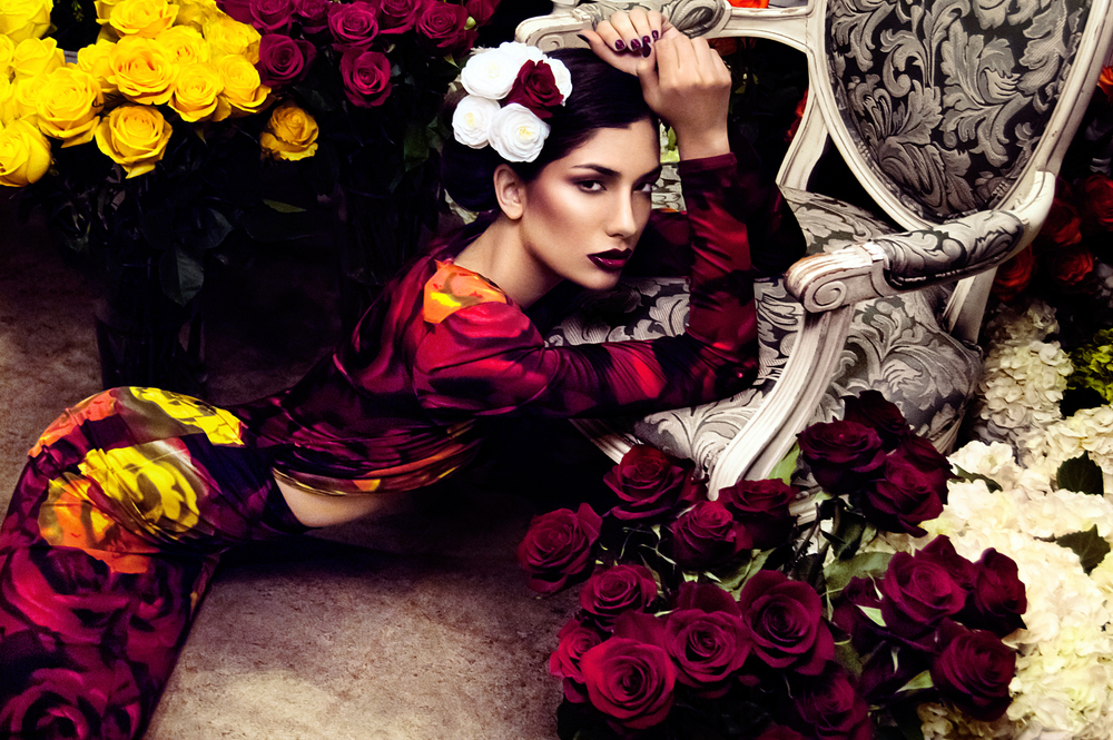 Фото Девушка в окружении роз, фотограф Kenny Sweeney