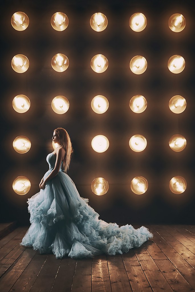Фото Девушка в пышном платье стоит на фоне лампочек, фотограф Сергей Прозвицкий