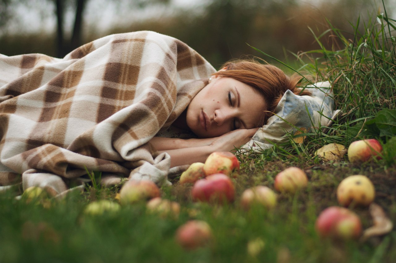 Летом спать было. Девушка лежит на траве. Фотосессия на траве. Фотосессия с яблоками.