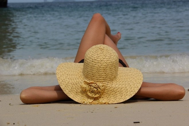 Фото с шляпой на пляже