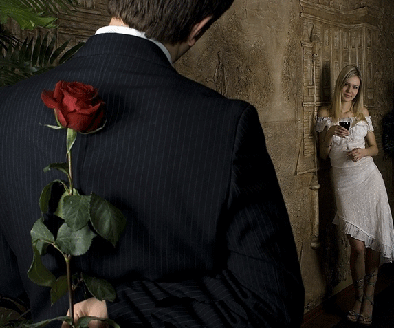Фото Мужчина пришел на свидание к девушке, в белом платье, с красной розой