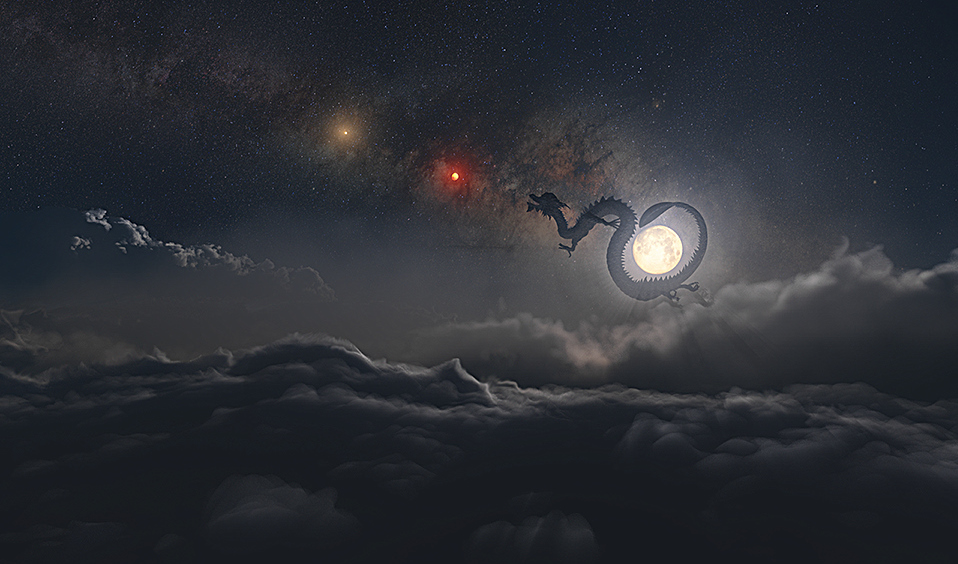 Фото Сказочный дракон летит по ночному небу, согнув в колечко хвост, через которое видно сияющую полную луну, на небе сияют звезды