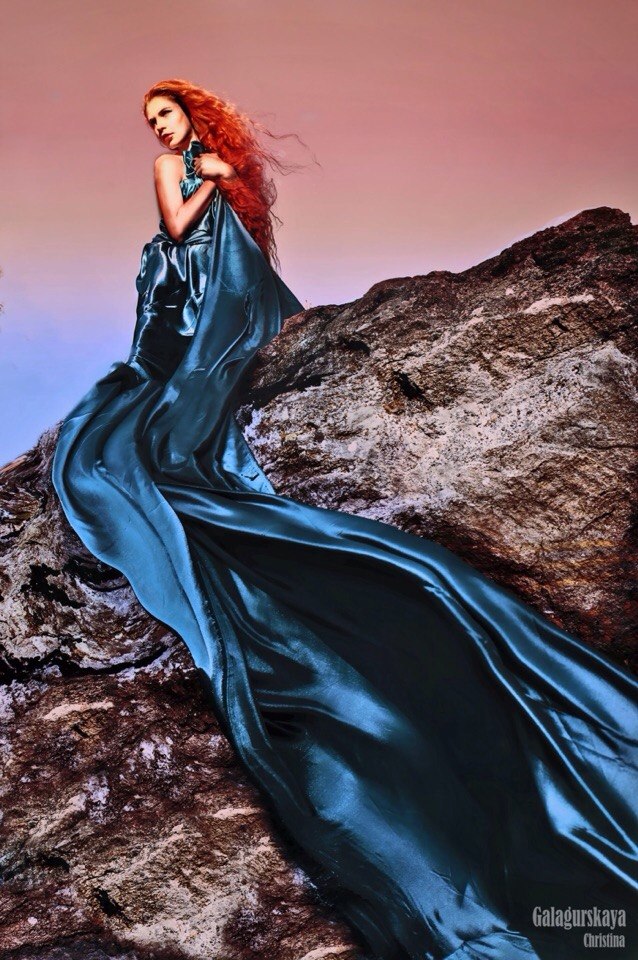 Фото Девушка в синем платье сидит на горе, на фоне неба, by Christina Galagurskaya
