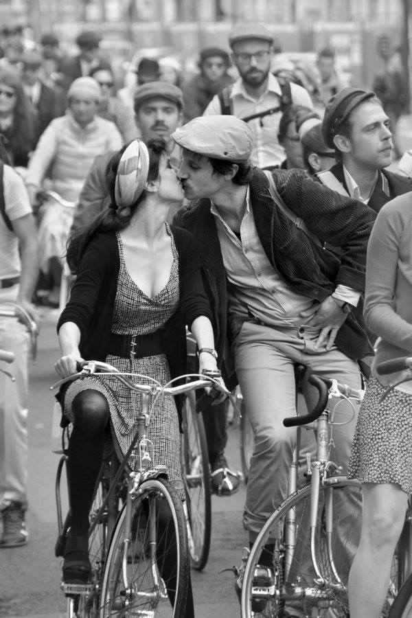 Фото Среди людей, идущих по улице, парень и девушка, сидящие на велосипедах, целуются, by endegor