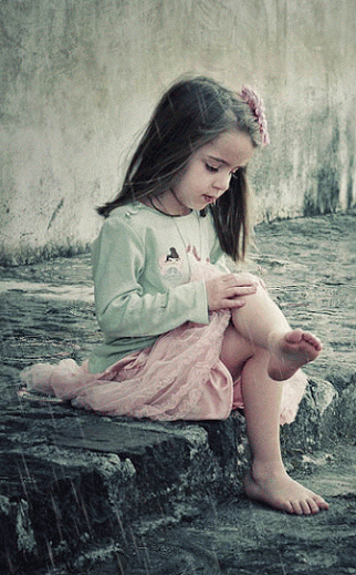 Фото Девочка сидит на тротуаре под дождем