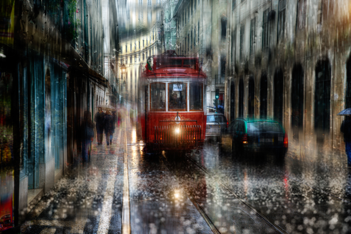 Фото Трамвай, идущий под дождем по городской улице Лиссабона, Португалия / Lisbon, Portugal. автор Эдуард Гордеев