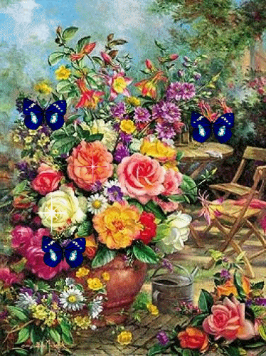 Фото Три синих бабочки порхают над букетом цветов стоящей в керамической вазе на террасе, около стоят стол и стулья