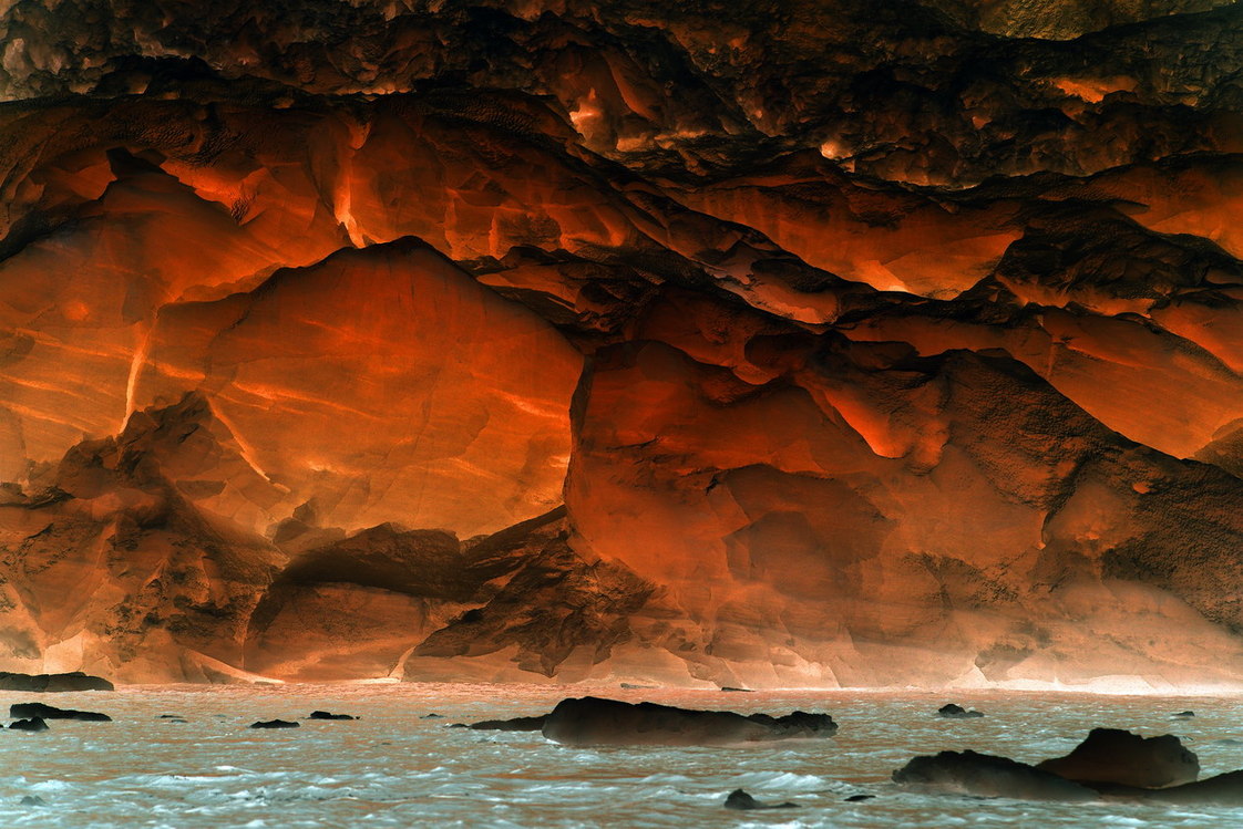 Фото Раскаленные стены горы вулкана на берегу моря, автор Александр Перов