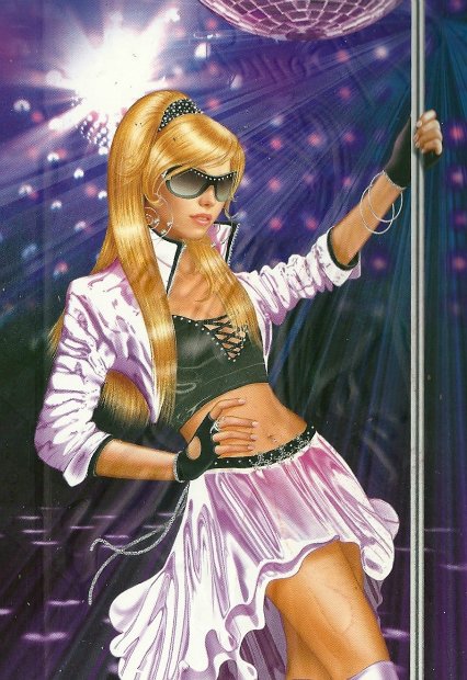 Фото Девушка блондинка в темных очках, возле шеста для танцев, в свете фонарей, в ночном клубе