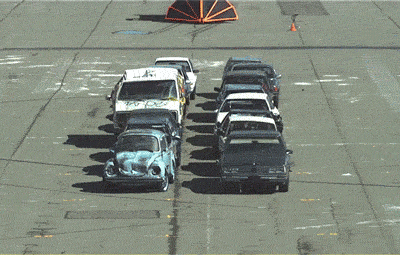 Фото Машина с навешанными на капоте листами брони сминает и разбрасывает в разные стороны два ряда авто