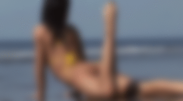 Фото Девушка в купальнике кувыркается на берегу моря