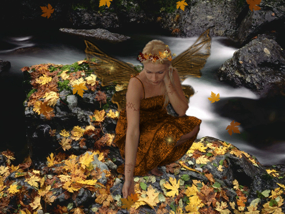 Фото Осень, падают листья, девушка с крыльями за спиной и венком из цветов на голове сидит на камнях, покрытых желтыми листьями, у воды