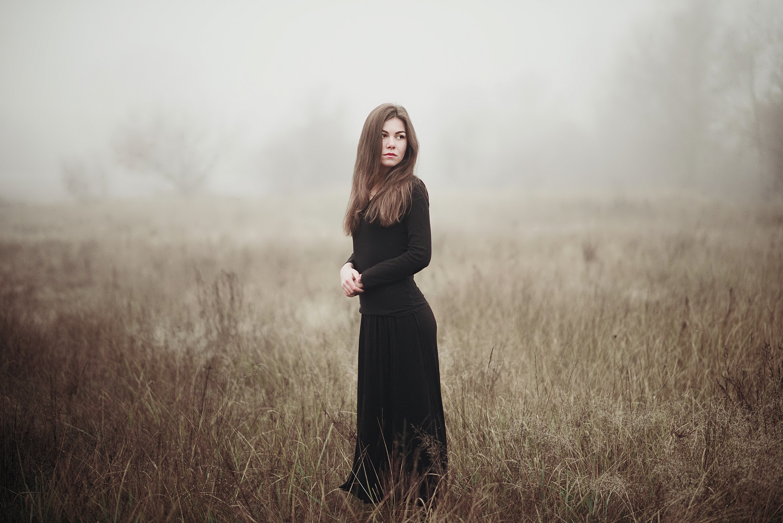 Оделась туманом. Девушка в тумане. Фотосессия в туманном лесу. Фотосессия в тумане девушка. Фотосессия в черном платье.