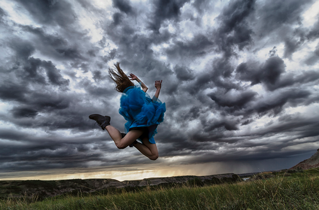 Фото Девушка в прыжке над землей