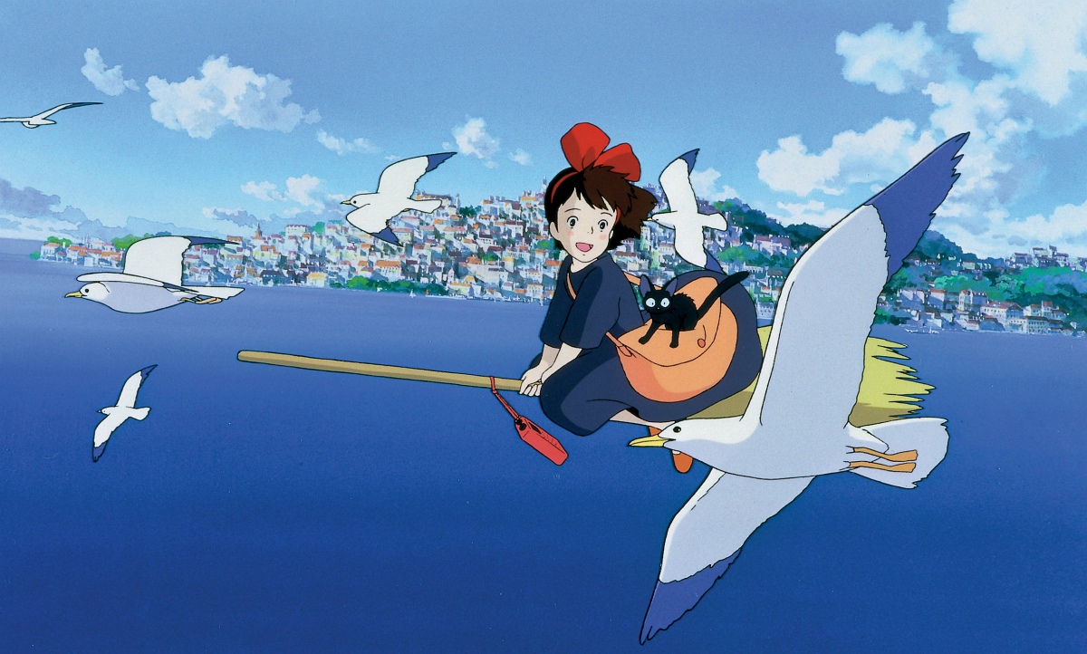 Фото Кики / Kiki и Джи-Джи / Jiji из аниме Kikis delivery service /  Ведьмина служба доставки, летит с котом на метле на морем в окружении чаек