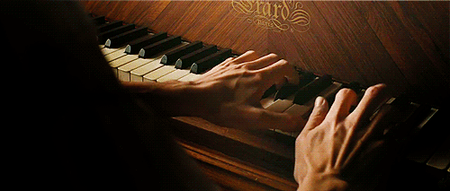 Фото Девушка играет на пианино