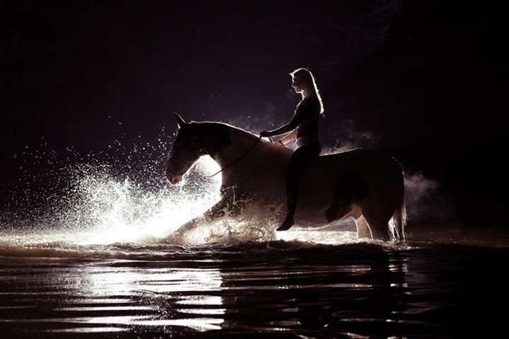 Фото Девушка на лошади скачет ночью по воде