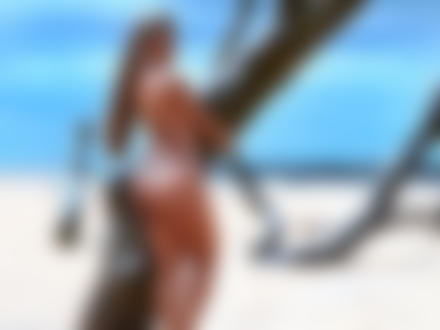 Фото Красивая девушка-амазонка на заброшенном пляже